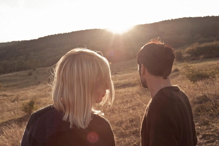 Suzy on the Rocks und Christian Fuchs von Bunny Lake stehen auf einem Feld, Gesichter der Sonne zugewandt